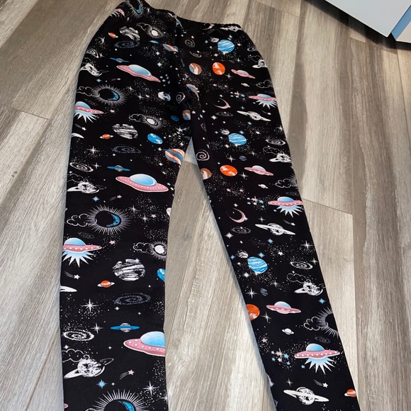 SPACE PRINT GRAPHIC COZY LEGGINGS - Picture 1 of 2